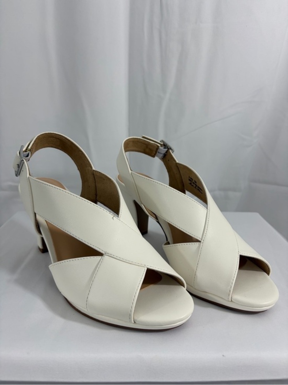 NWT Easy Street Women's Size 8 White Crisscross Slingback 3 Inch Heels